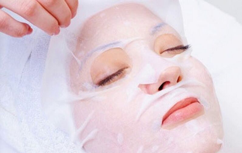 Compress for cleansing the skin